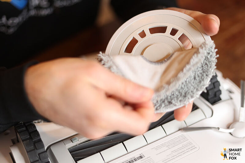 Ein Wischmopp des Dreame L10s Ultra wird mit Hilfe eines Klettverschlusses befestigt.